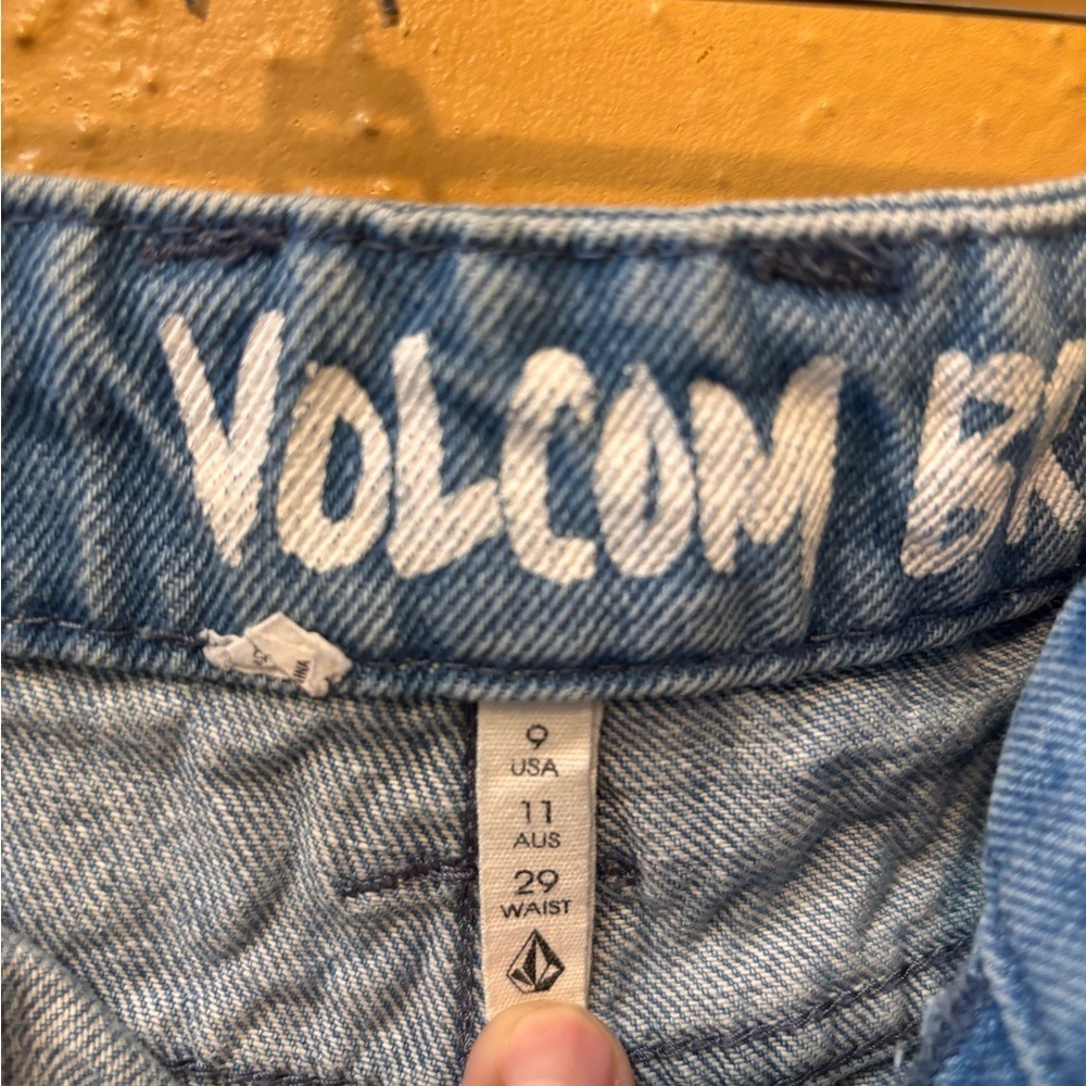 Volcom Stoned Rolled Distressed Denim Shorts Light Wash Blue Size 9 29 Waist - Picture 2 of 9